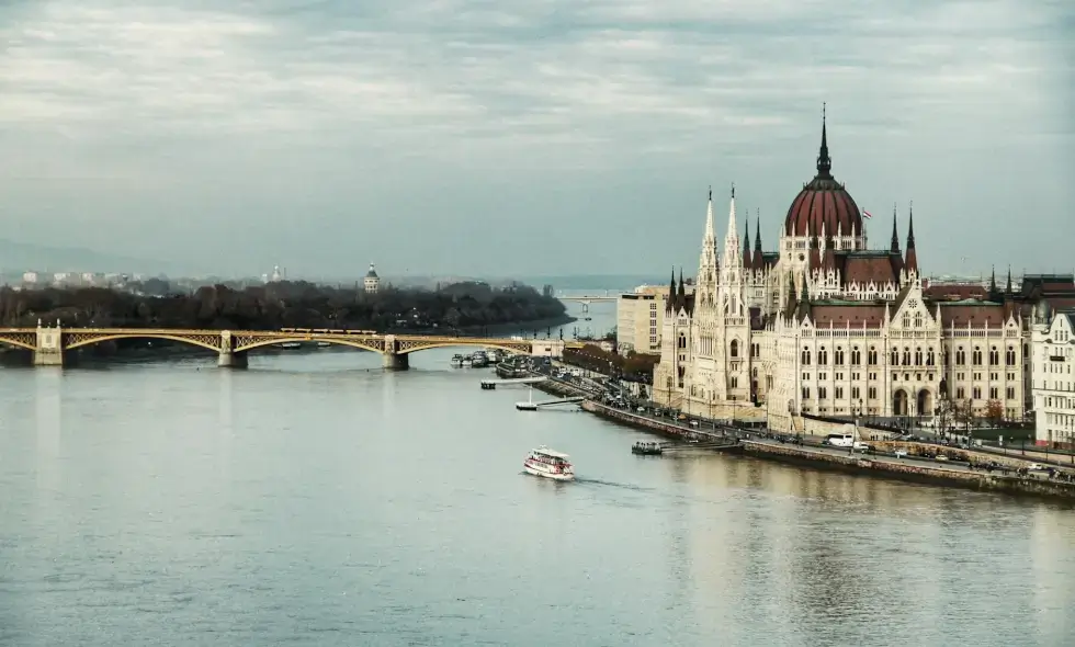 Moldova nu are o limbă oficială denumită "moldavă"; este vorba de limba română. Totuși, pot oferi traducerea în română: 

Opțiuni de Călătorie în Ungaria pe Autostradă